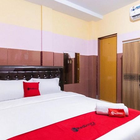 Reddoorz Plus @ Jalan Gatot Subroto Medan Sunggal Kültér fotó