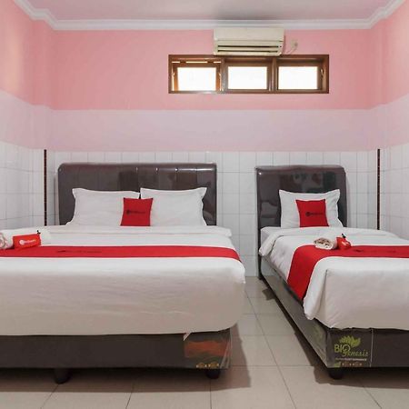 Reddoorz Plus @ Jalan Gatot Subroto Medan Sunggal Kültér fotó