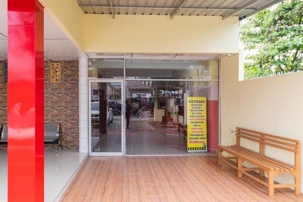 Reddoorz Plus @ Jalan Gatot Subroto Medan Sunggal Kültér fotó