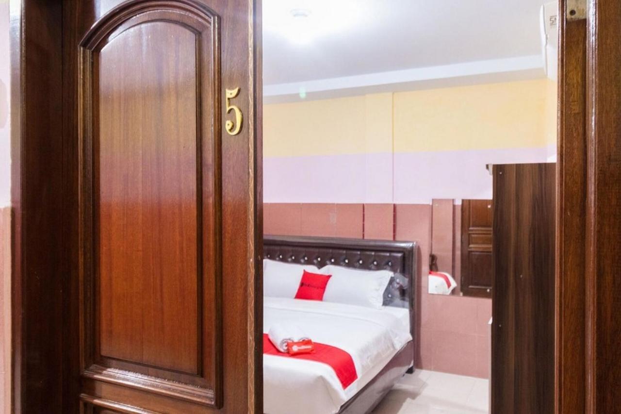 Reddoorz Plus @ Jalan Gatot Subroto Medan Sunggal Kültér fotó