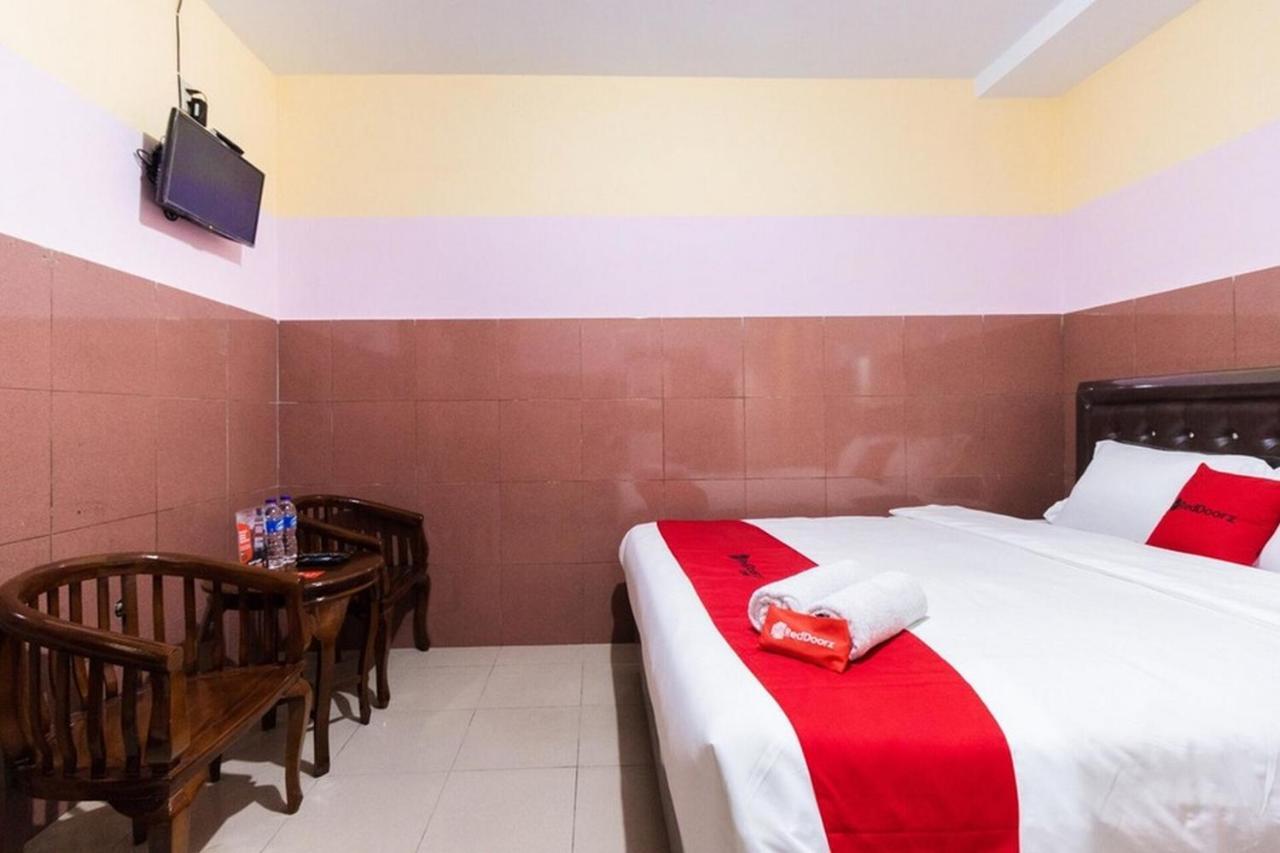 Reddoorz Plus @ Jalan Gatot Subroto Medan Sunggal Kültér fotó